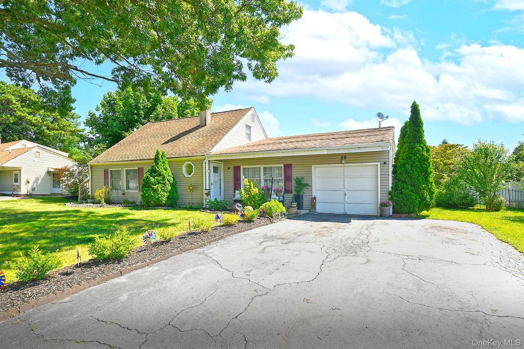 29 Torrey Pine Lane, Medford, NY 11763