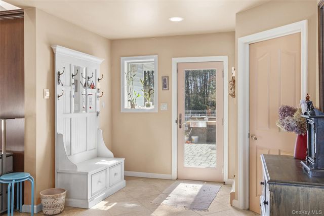 12 E Dosoris Lane, Dix Hills, NY 11746