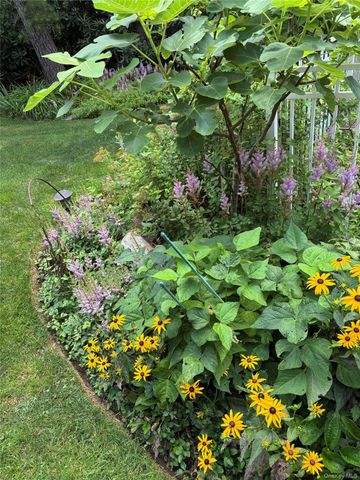 12 E Dosoris Lane, Dix Hills, NY 11746