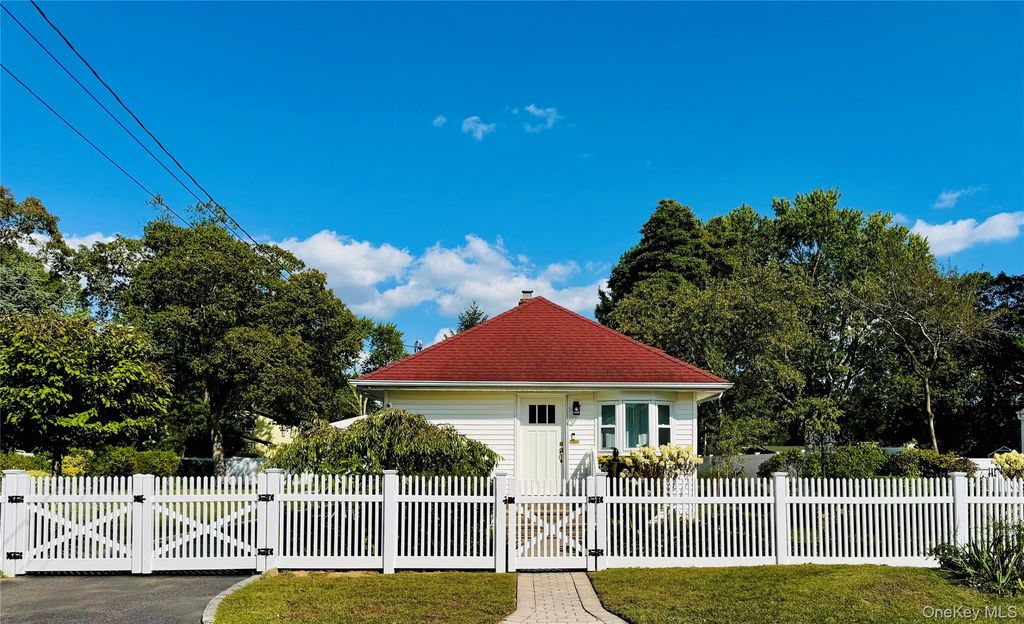 83 Vanderbilt Avenue, West Babylon, NY 11704