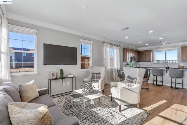 1492 Monument Ln, Fairfield, CA 94533