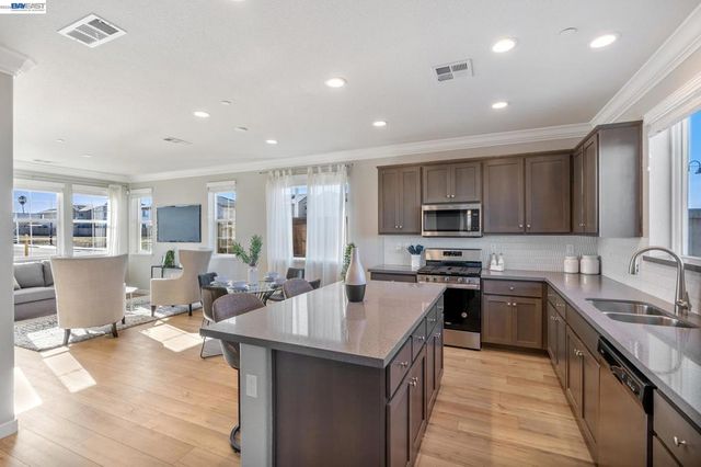 1492 Monument Ln, Fairfield, CA 94533