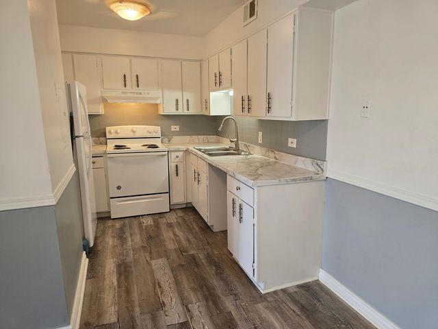 17701 PARK Boulevard 304, Lansing, IL 60438