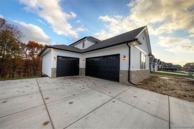 626 Round Rock, Howell, MI 48843