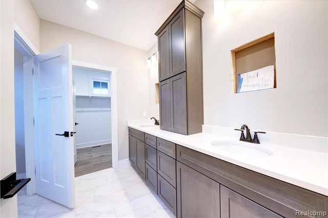 626 Round Rock, Howell, MI 48843