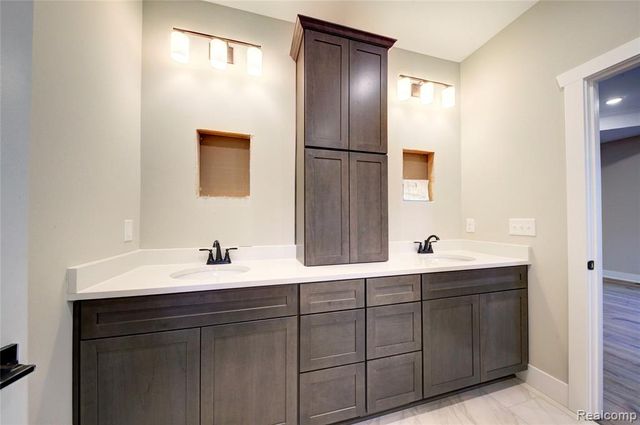 626 Round Rock, Howell, MI 48843