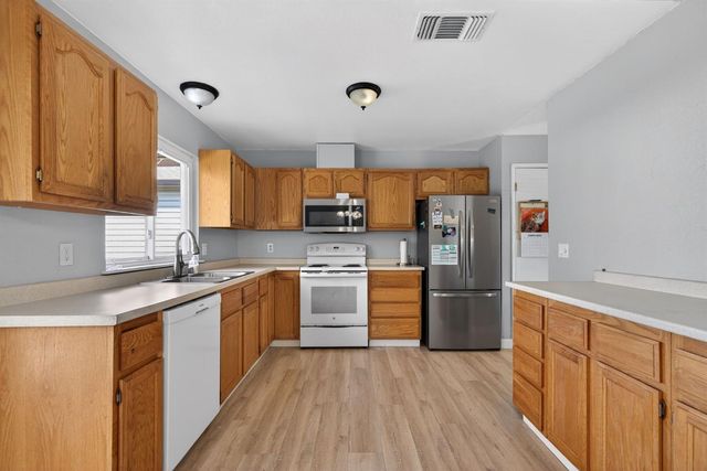 7823 Delaney Dr, Antelope, CA 95843