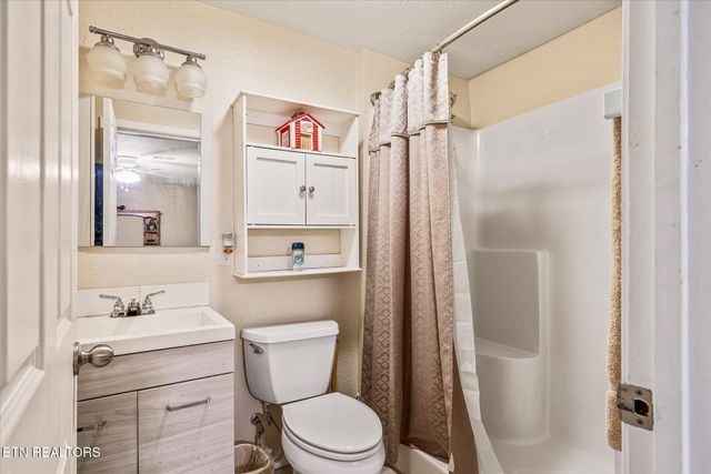 1676 Chestnut Hill Rd, Crossville, TN 38555