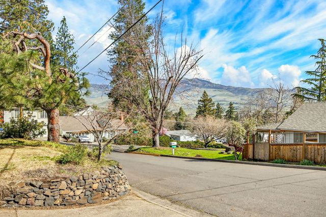 325 Taylor Street, Ashland, OR 97520