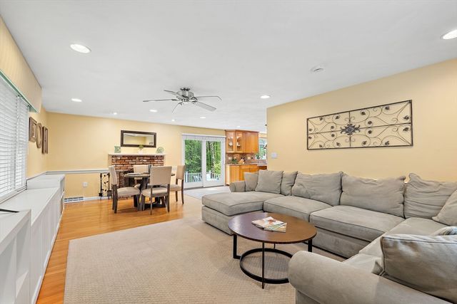11 Peters Ln, Franklin, MA 02038