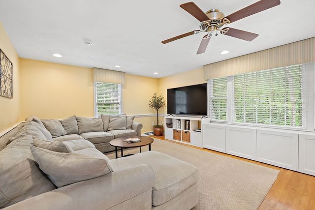 11 Peters Ln, Franklin, MA 02038