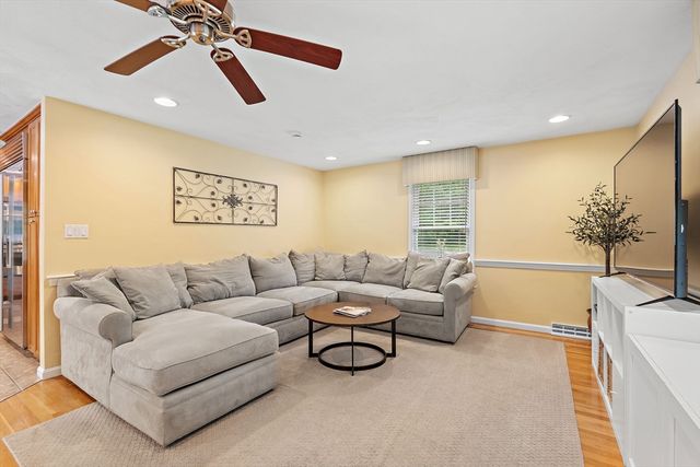 11 Peters Ln, Franklin, MA 02038