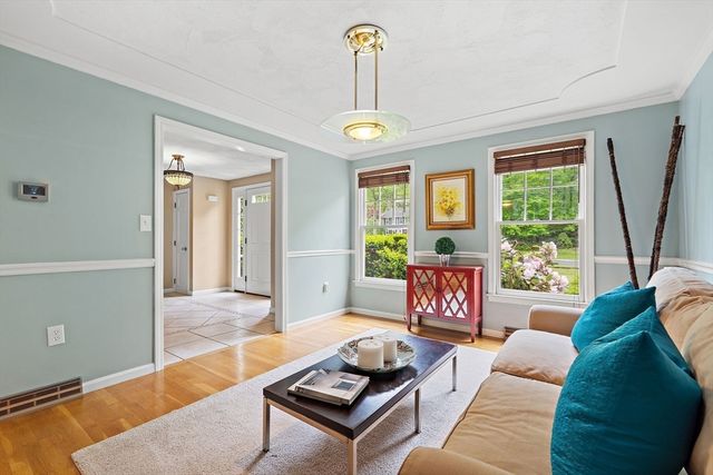 11 Peters Ln, Franklin, MA 02038