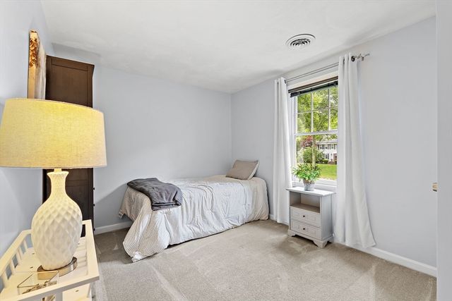 11 Peters Ln, Franklin, MA 02038