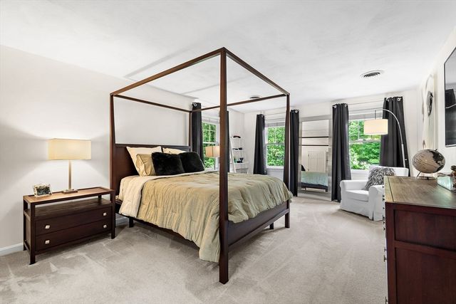 11 Peters Ln, Franklin, MA 02038