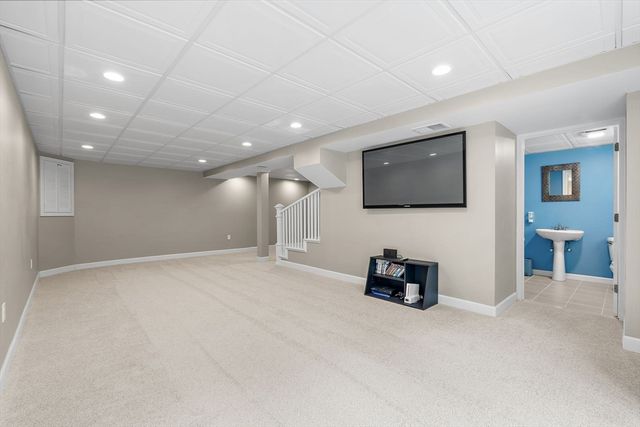 11 Peters Ln, Franklin, MA 02038
