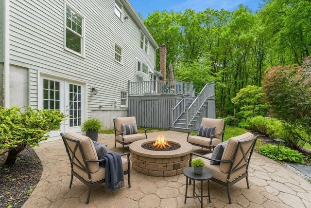 11 Peters Ln, Franklin, MA 02038