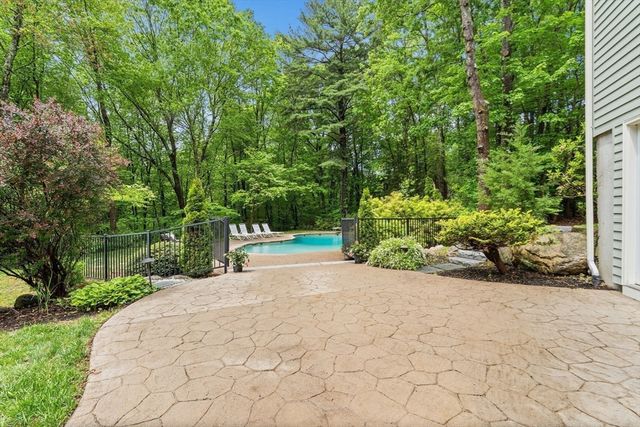 11 Peters Ln, Franklin, MA 02038