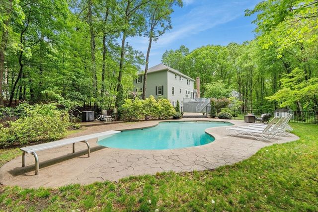 11 Peters Ln, Franklin, MA 02038