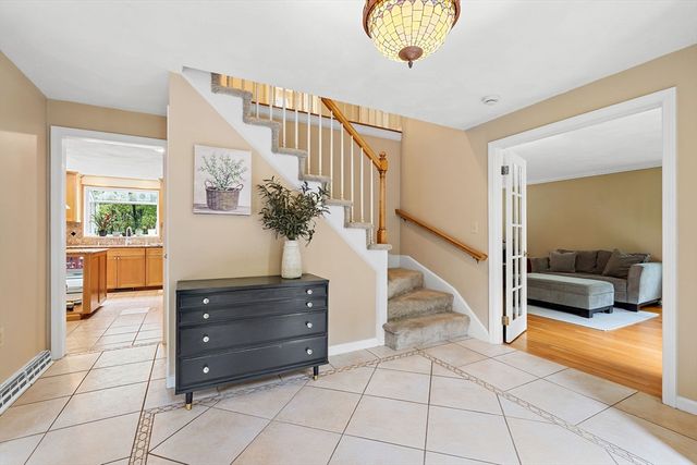 11 Peters Ln, Franklin, MA 02038