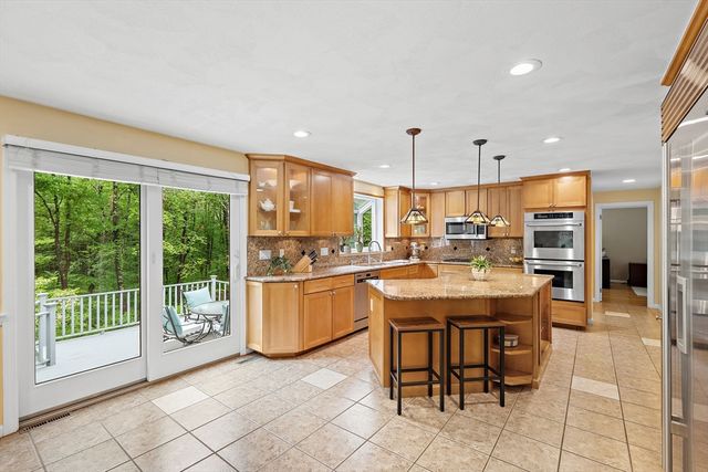 11 Peters Ln, Franklin, MA 02038
