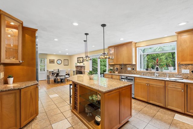 11 Peters Ln, Franklin, MA 02038