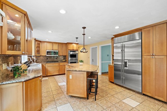11 Peters Ln, Franklin, MA 02038