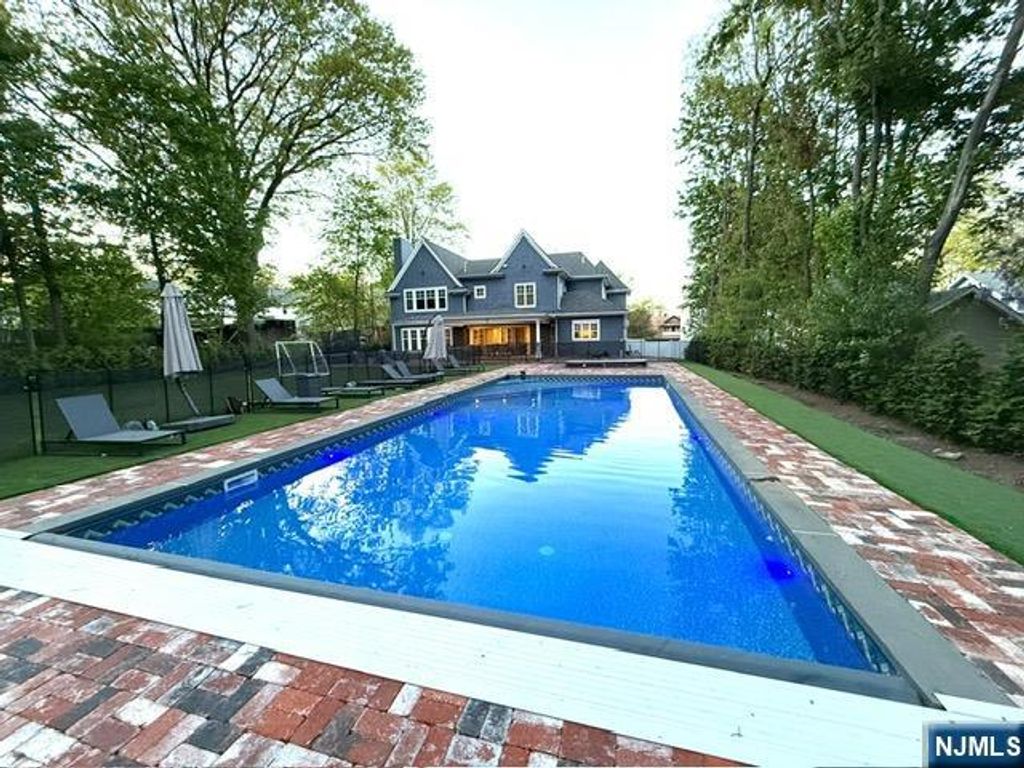 82 Copley Avenue, Teaneck, NJ 07666