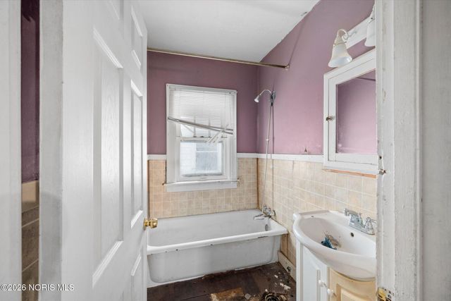 910 Woodward Avenue, Toledo, OH 43608