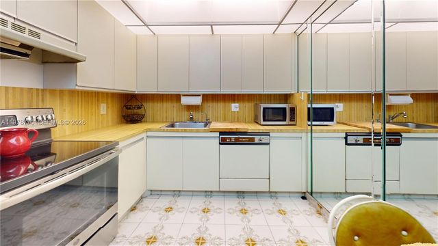 2500 PARKVIEW DR 902, Hallandale Beach, FL 33009