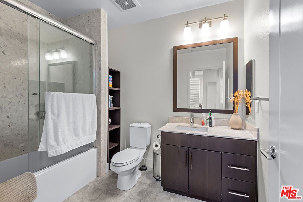 Image 15 of property listing at 12920 Runway Road 360, Los Angeles, CA 90094