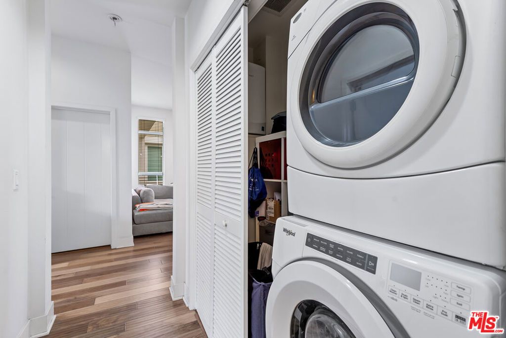 Image 16 of property listing at 12920 Runway Road 360, Los Angeles, CA 90094