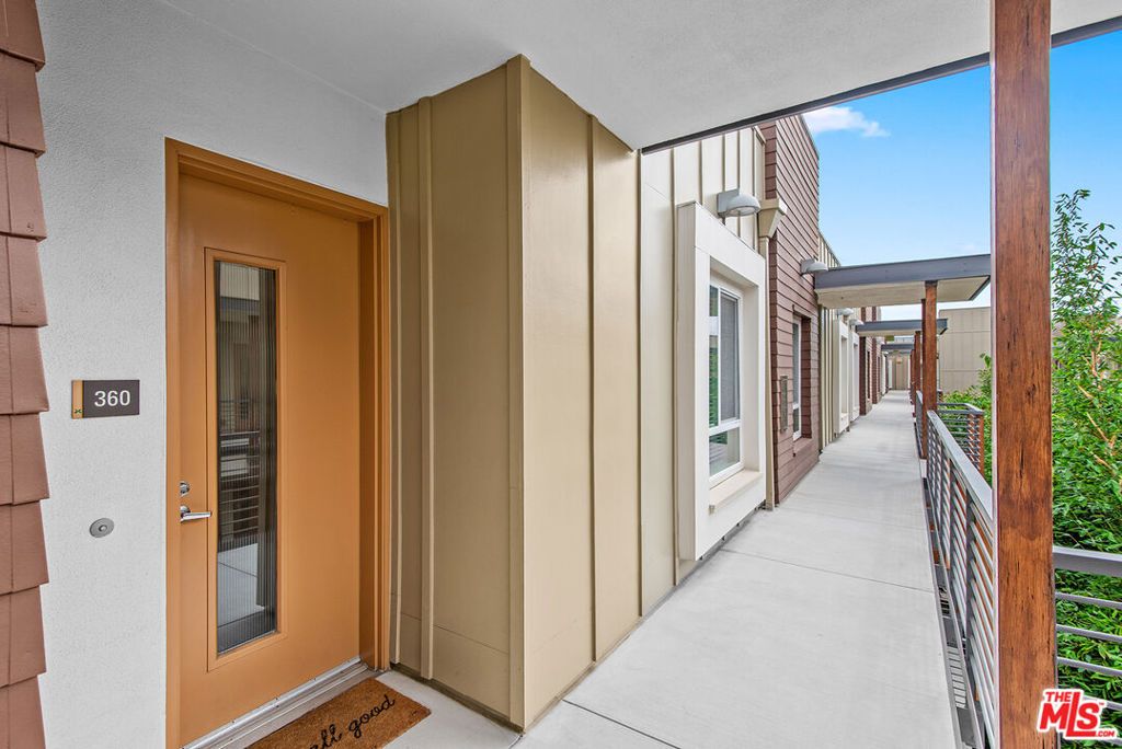 Image 17 of property listing at 12920 Runway Road 360, Los Angeles, CA 90094