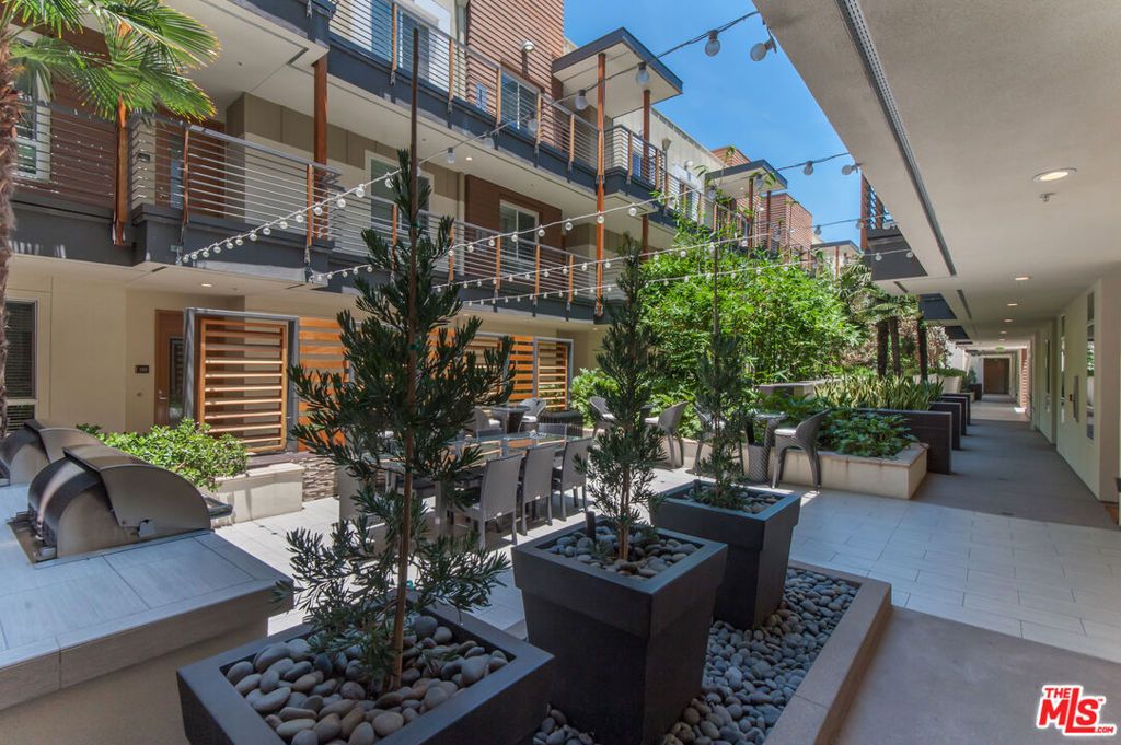 Image 19 of property listing at 12920 Runway Road 360, Los Angeles, CA 90094