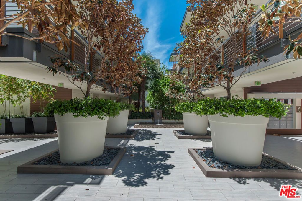 Image 21 of property listing at 12920 Runway Road 360, Los Angeles, CA 90094