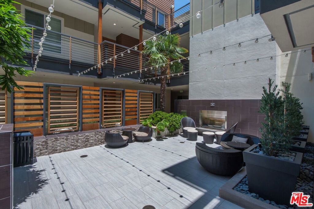 Image 22 of property listing at 12920 Runway Road 360, Los Angeles, CA 90094