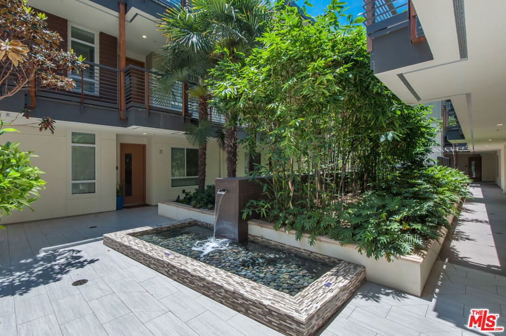 Image 23 of property listing at 12920 Runway Road 360, Los Angeles, CA 90094