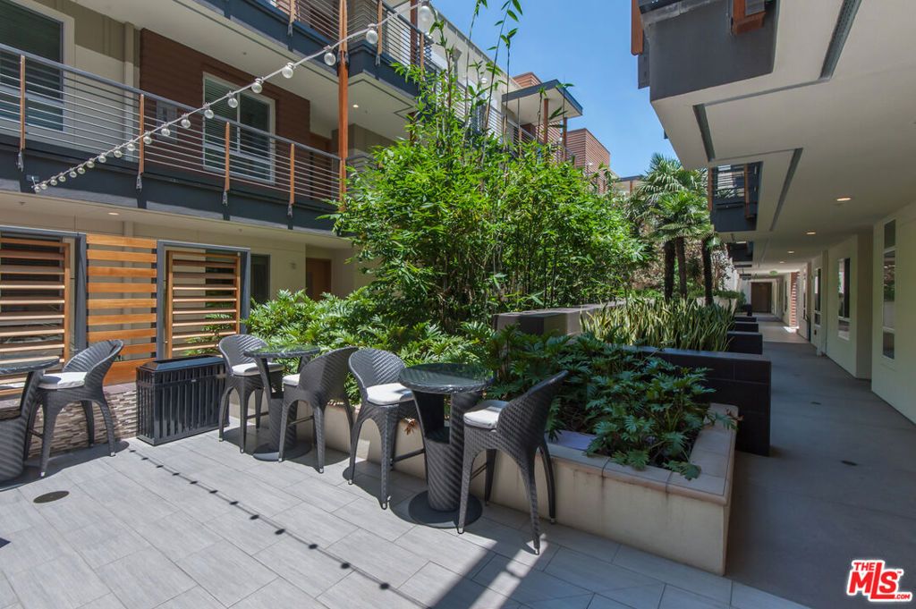 Image 24 of property listing at 12920 Runway Road 360, Los Angeles, CA 90094