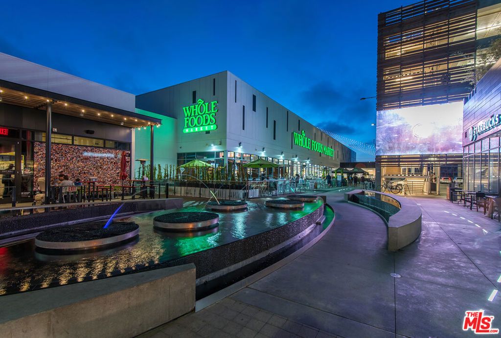 Image 25 of property listing at 12920 Runway Road 360, Los Angeles, CA 90094