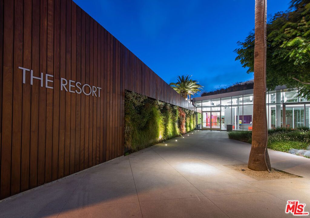 Image 27 of property listing at 12920 Runway Road 360, Los Angeles, CA 90094