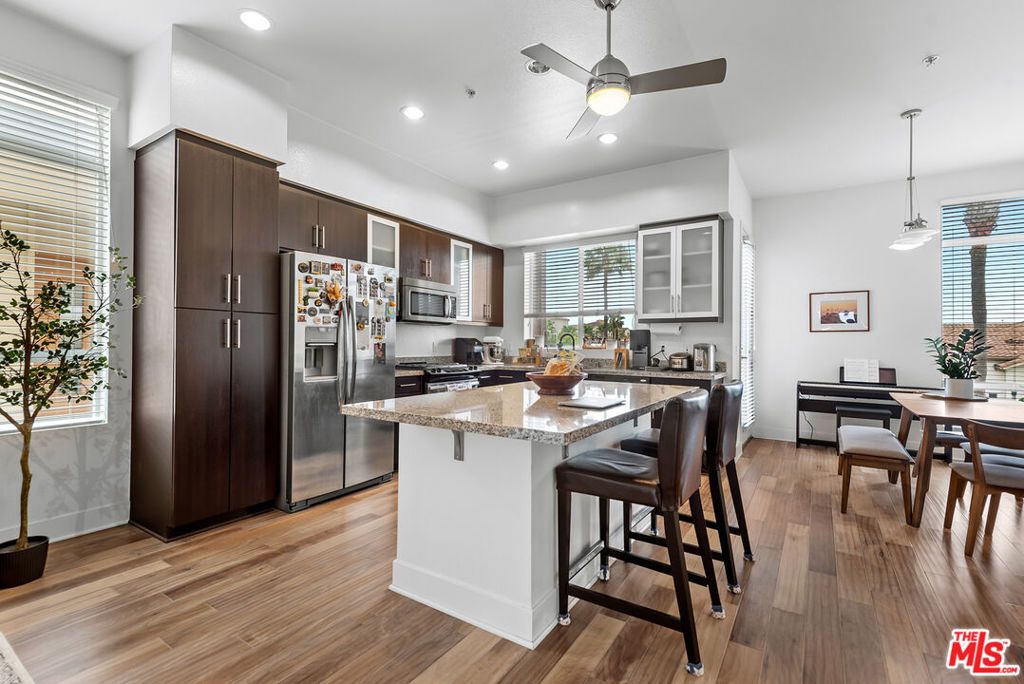 Image 3 of property listing at 12920 Runway Road 360, Los Angeles, CA 90094