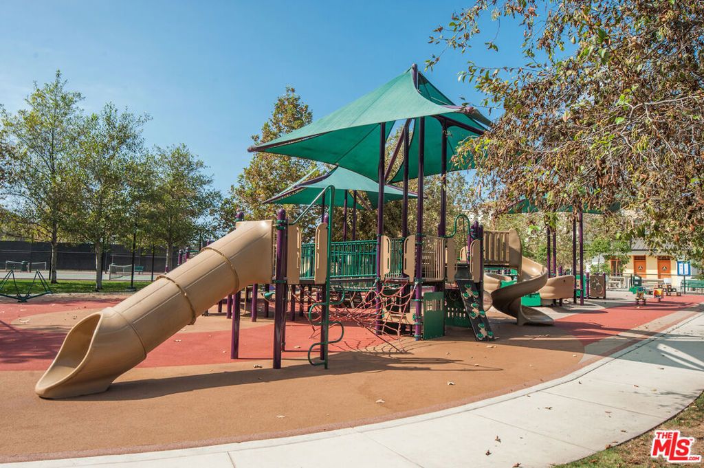 Image 40 of property listing at 12920 Runway Road 360, Los Angeles, CA 90094