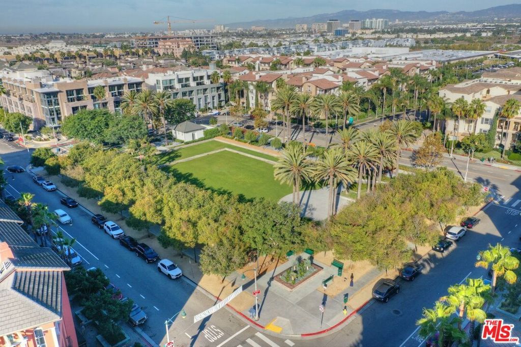 Image 41 of property listing at 12920 Runway Road 360, Los Angeles, CA 90094