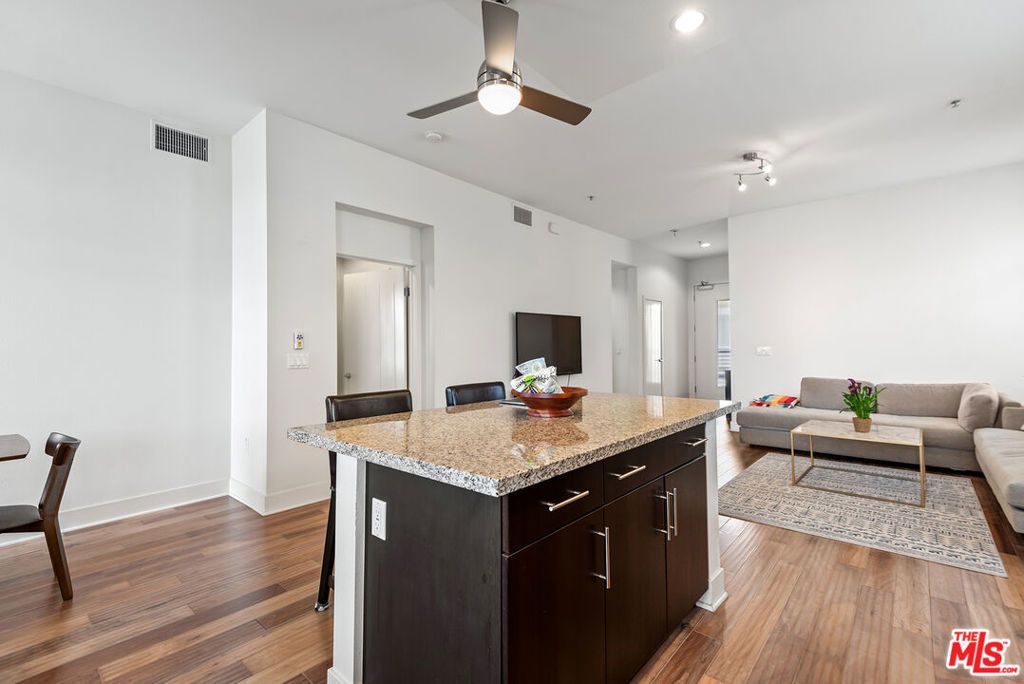 Image 5 of property listing at 12920 Runway Road 360, Los Angeles, CA 90094