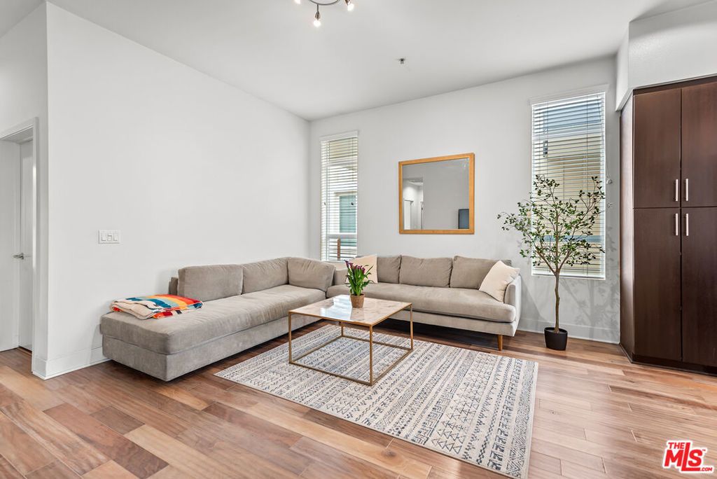 Image 6 of property listing at 12920 Runway Road 360, Los Angeles, CA 90094