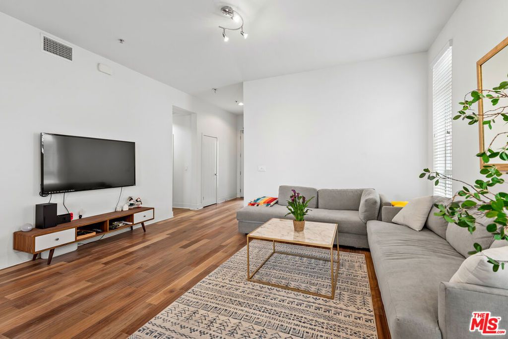 Image 7 of property listing at 12920 Runway Road 360, Los Angeles, CA 90094