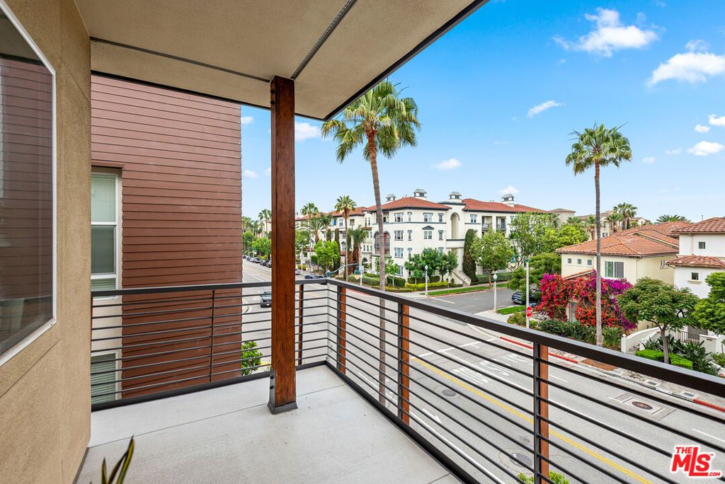 Image 8 of property listing at 12920 Runway Road 360, Los Angeles, CA 90094