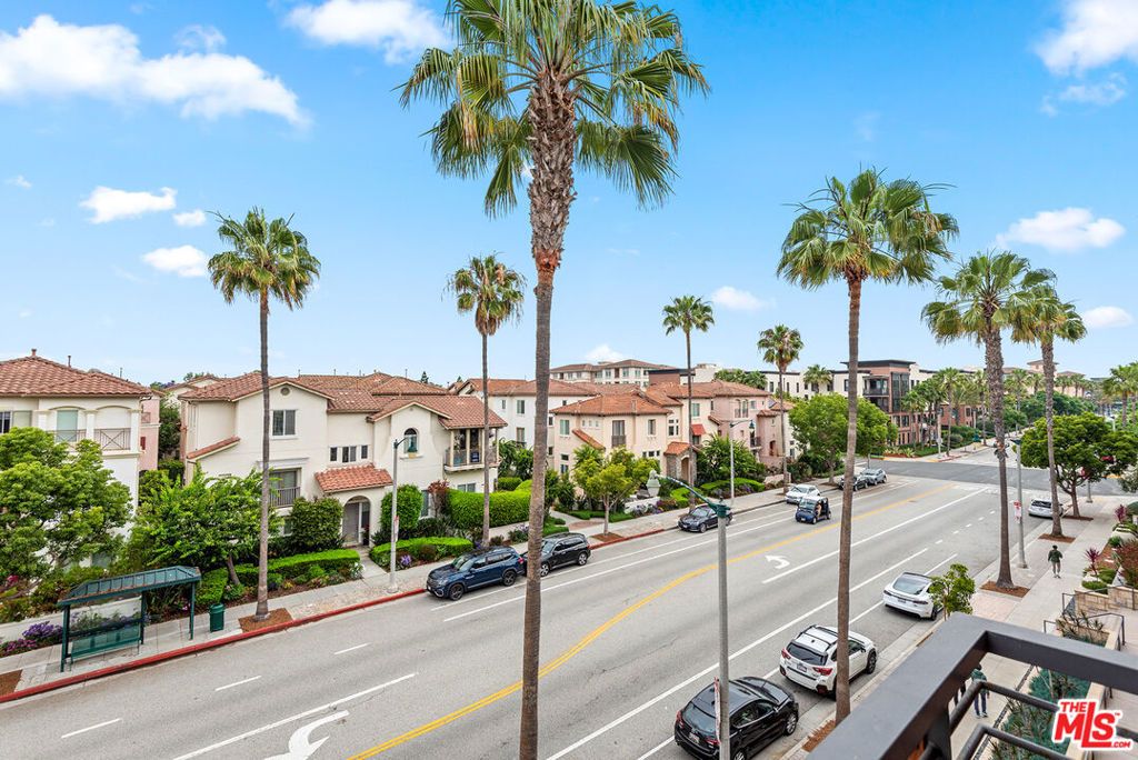 Image 9 of property listing at 12920 Runway Road 360, Los Angeles, CA 90094