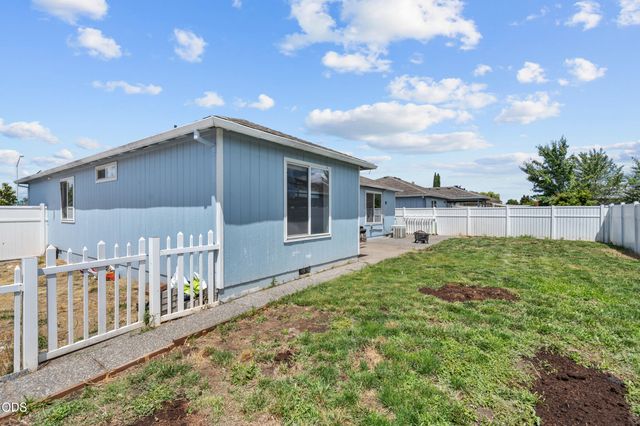 8092 Abbey Road, White City, OR 97503
