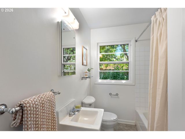 3814 Ne SIMPSON St, Portland, OR 97211